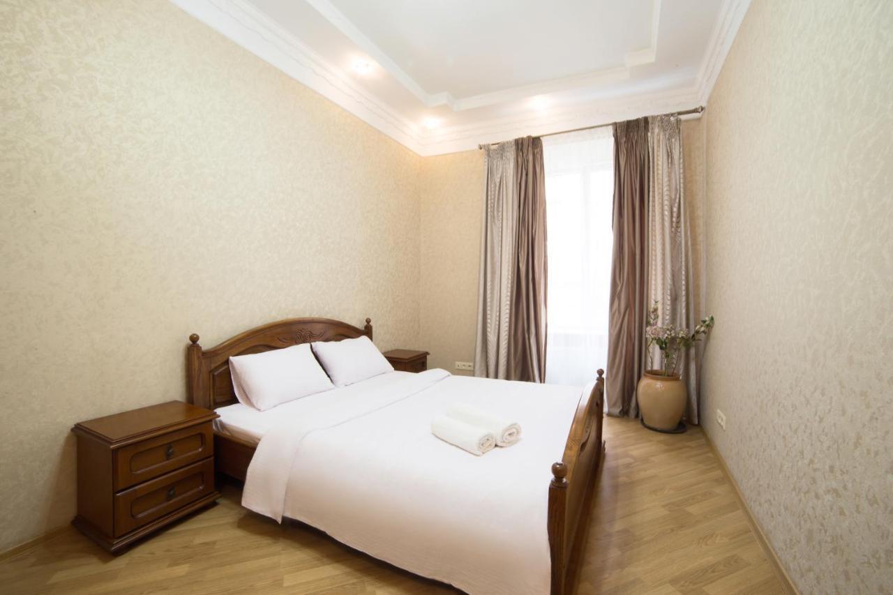 Apartment On Virmenska 3, With 2 Separate Bedrooms Lviv Luaran gambar